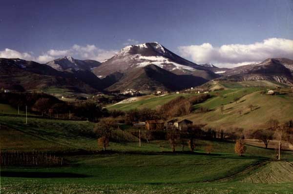 Monte San Vicino (tallest peak, 1479 m) and the environs of Coldigioco. Coldigioco is located near the center of the image along one of the ridges ascending toward the mountain.